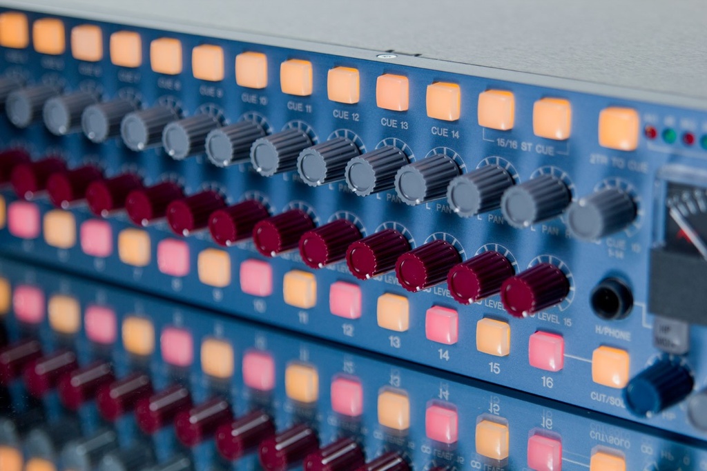 A Neve 8816 egy nagyon komoly hangú összegző mixer azok számára